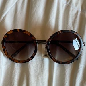 Round matte tortoise shell sunglasses